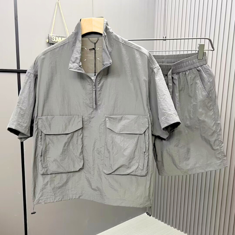 グレーのセットアップをハンガーにかけた展示