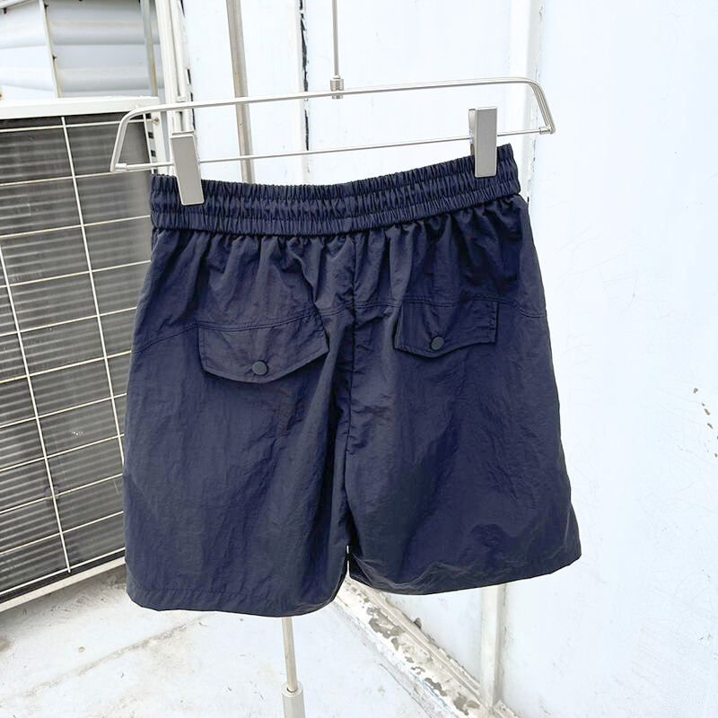 ヒップポケット付きのハーフパンツのバックショット
