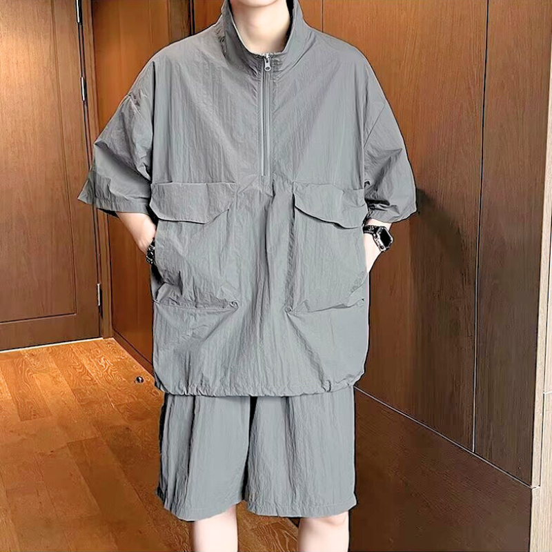 ゆったりとしたグレーの夏用セットアップを正面から撮影