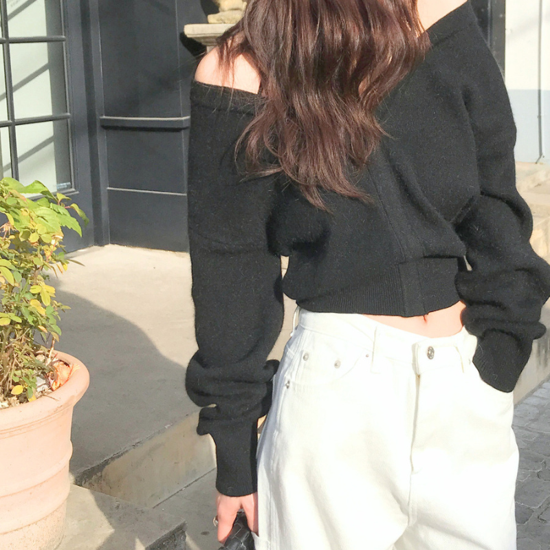 ブラックの肩見せふんわりニットトップスを後ろ寄りから見せた着用画像