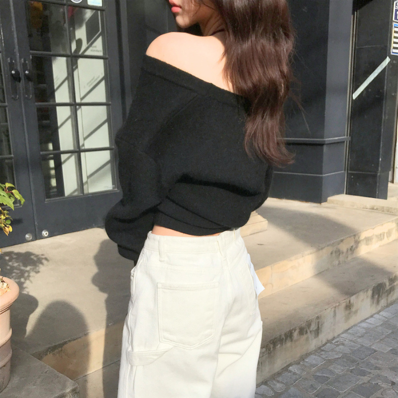 ブラックのオフショル風ニットトップスを着用した全身コーデ