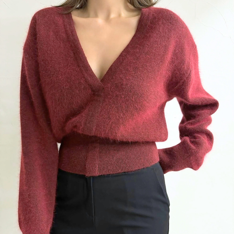 ボルドーの肩見せニットトップスの前寄り着用画像