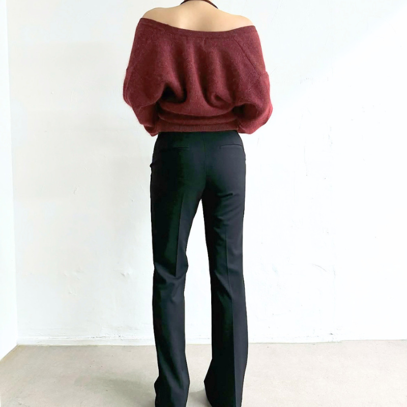 ボルドーのふんわりニットトップスを着用した全身画像