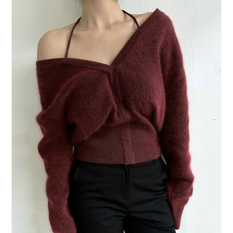 ボルドーのオフショル風Vネックニットトップスの上半身着用画像