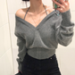 グレーのオフショル風Vネックふんわりニットトップスを着用したミラー上半身コーデ
