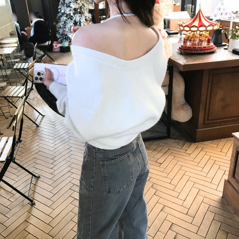 ホワイトのオフショル風ニットトップスを後ろから撮影した着用画像