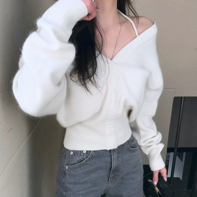 ホワイトのVネックふんわりニットトップスを着用した正面コーデ