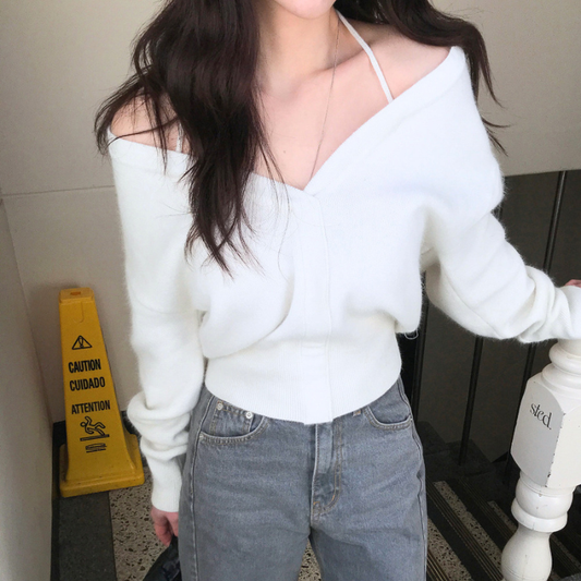 ホワイトの肩見せニットトップスをグレーデニムに合わせた全身コーデ