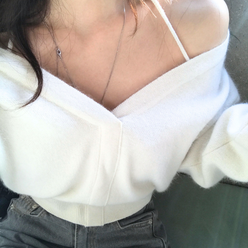 ホワイトのデコルテ見せニットトップスの首元アップ