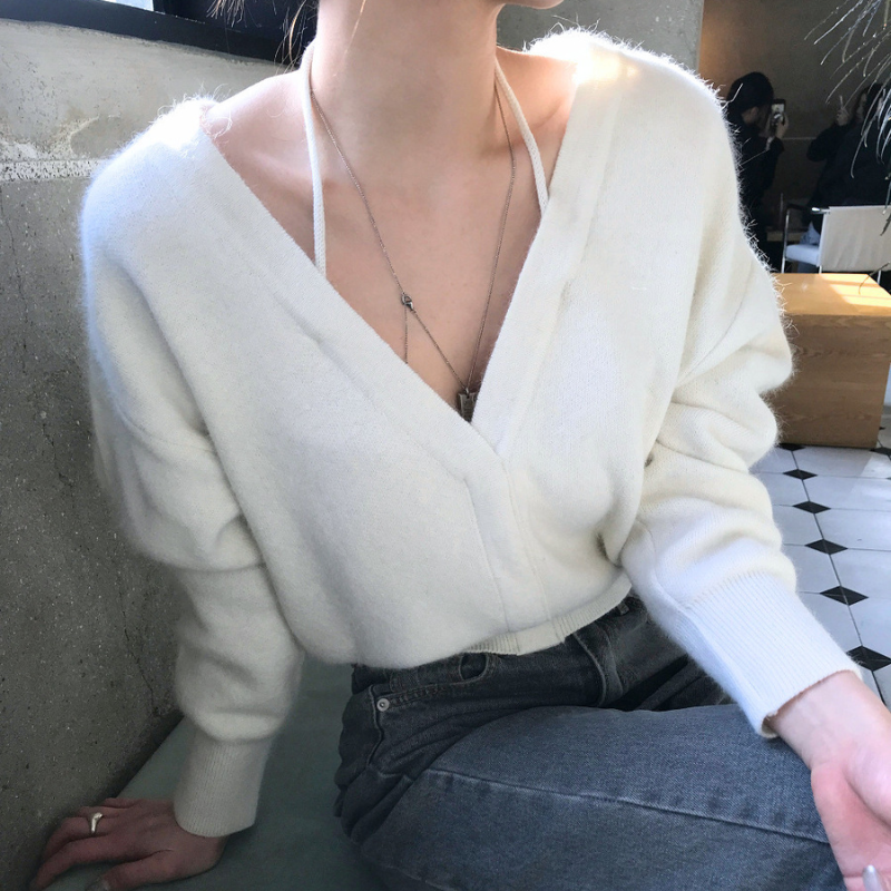 ホワイトの肩見せニットトップスの上半身着用画像