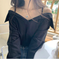 黒オフショルブラウスの胸元アップ（抜け感ショルダー）
