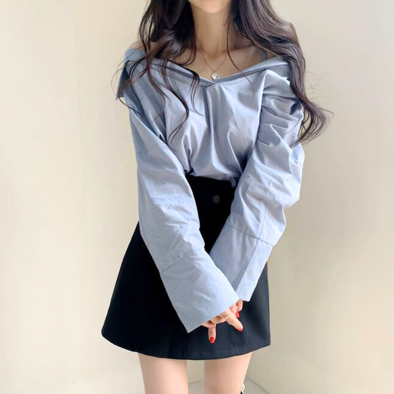 ブルーブラウス×ミニスカートのスタイルアップコーデ