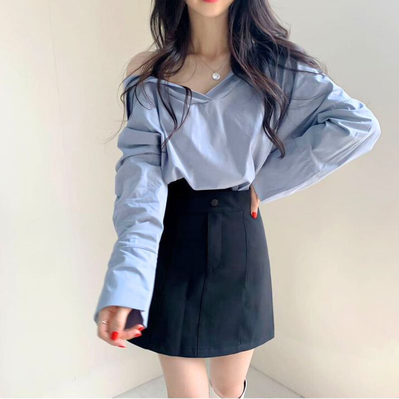 抜け感のあるオフショルダーデザインで肩と鎖骨がきれいに見えるブラウス