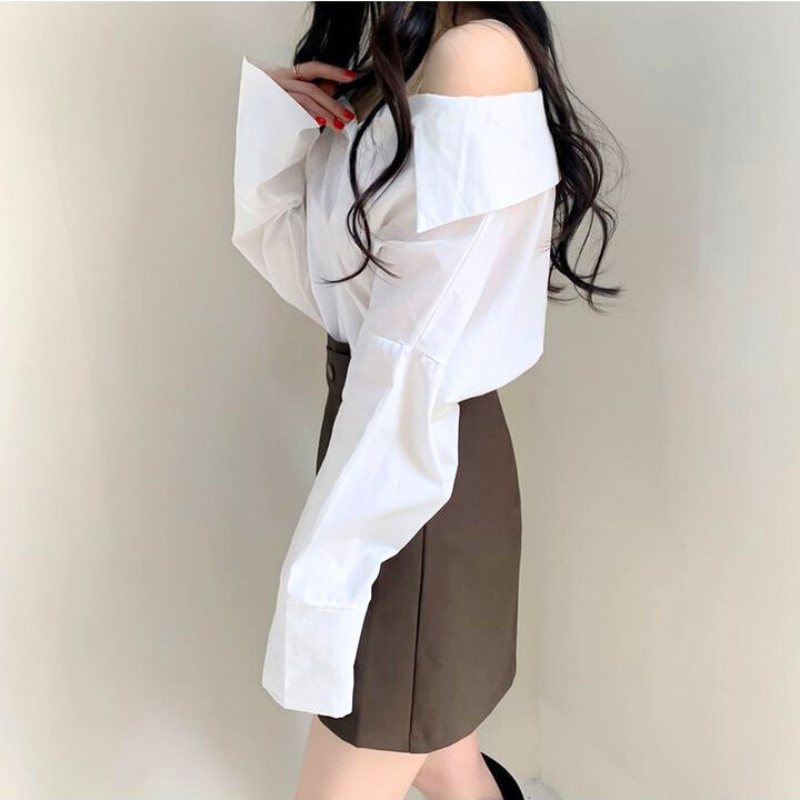 白オフショルブラウス×ブラウンスカート（横姿）
