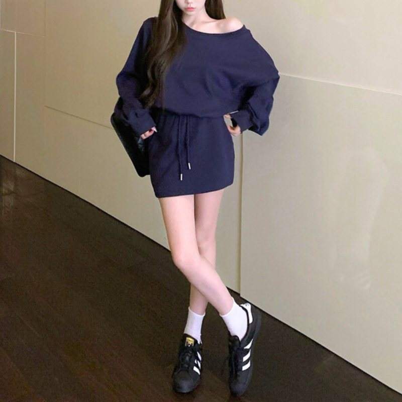 ネイビーのセットアップ着用（全身・脚見せバランス）