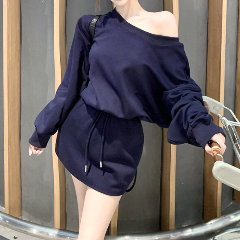 ネイビーのセットアップ着用（サイド・ミニスカート）