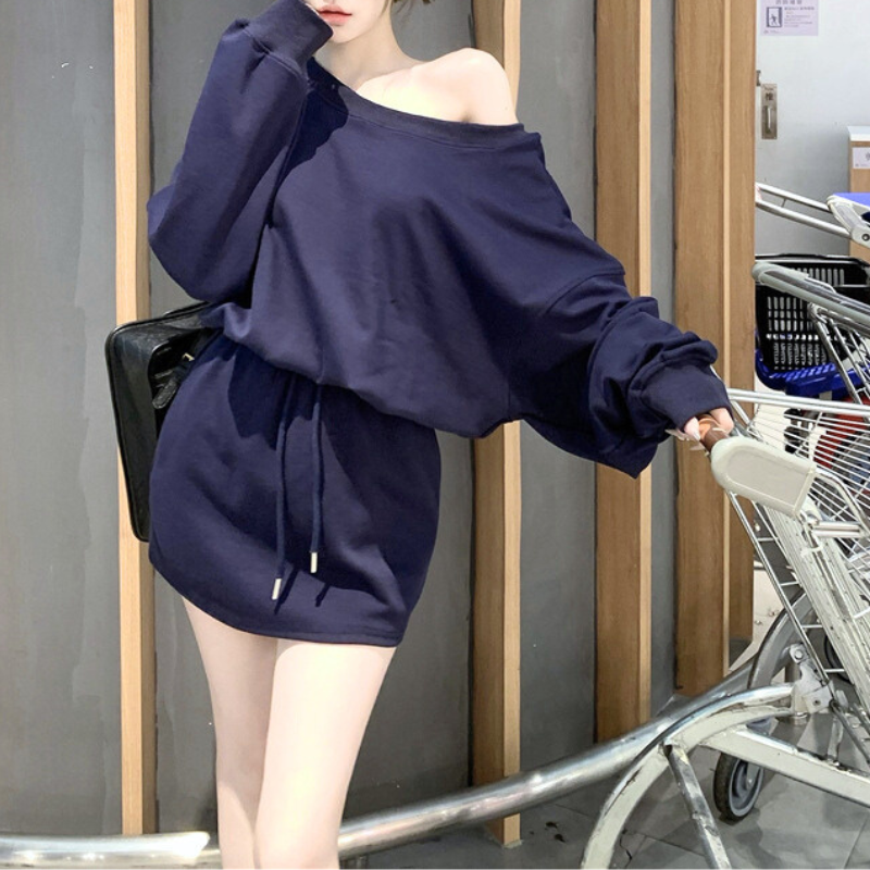 ネイビーのセットアップ着用（ウエストリボンとシルエット）