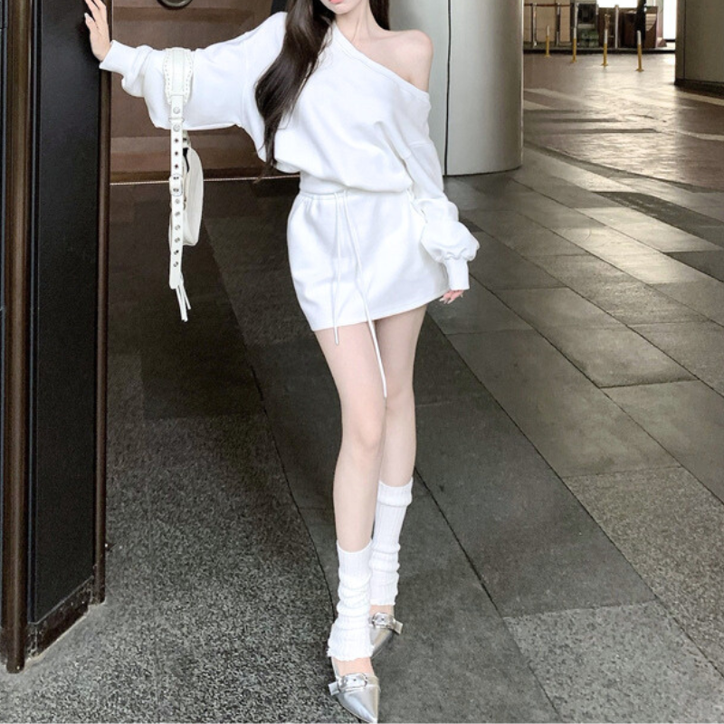 ホワイトのワンショル風トップス×リボンミニスカート セットアップ着用（全身）