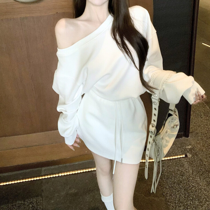 ホワイトのセットアップ着用（歩き姿・ミニスカート）