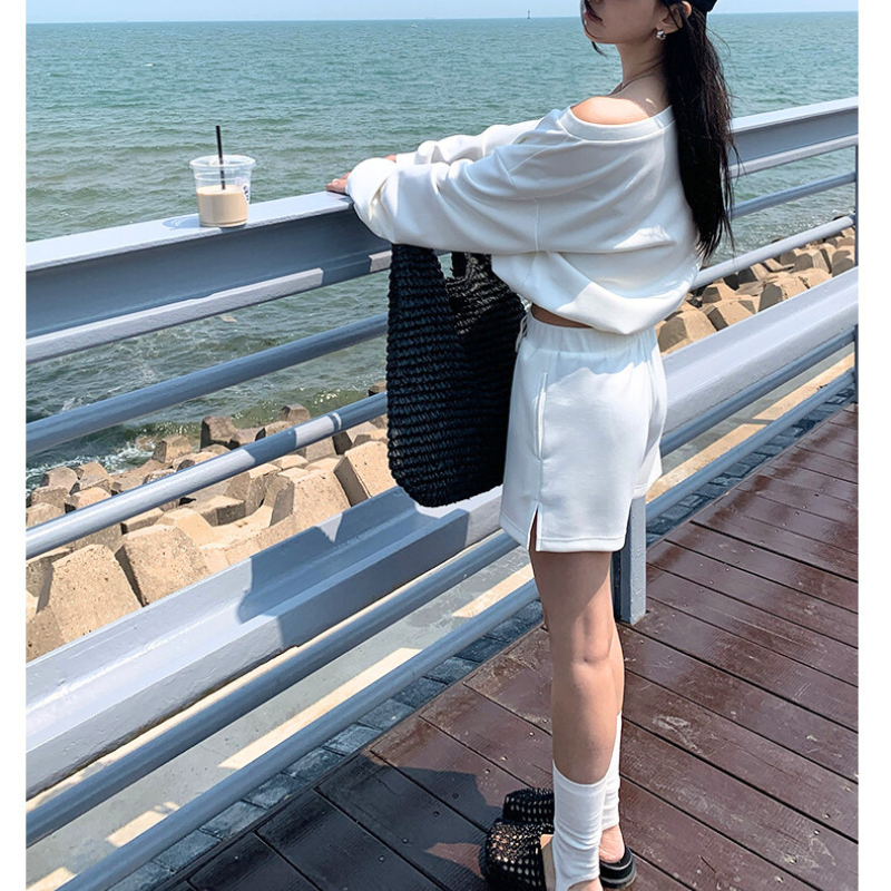 アイボリーのセットアップ後ろ姿（海沿い・シルエット）