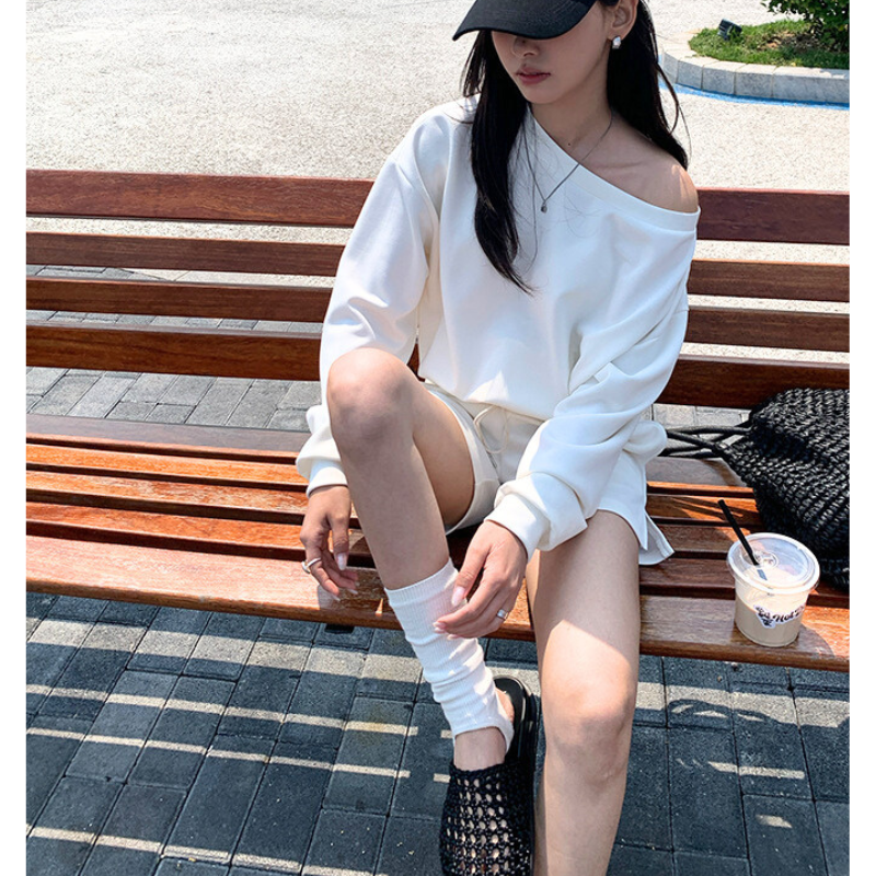 アイボリーのセットアップ着用（ベンチ・リラックスシーン）