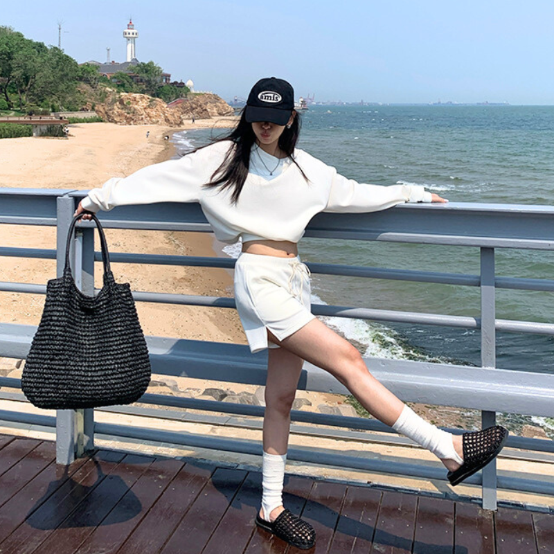 アイボリーの春夏セットアップ着用（海沿い・ポーズ）