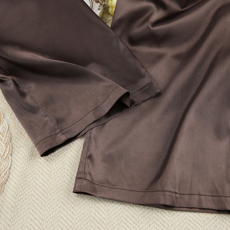 落ち感素材のワイドパンツ 裾ディテール