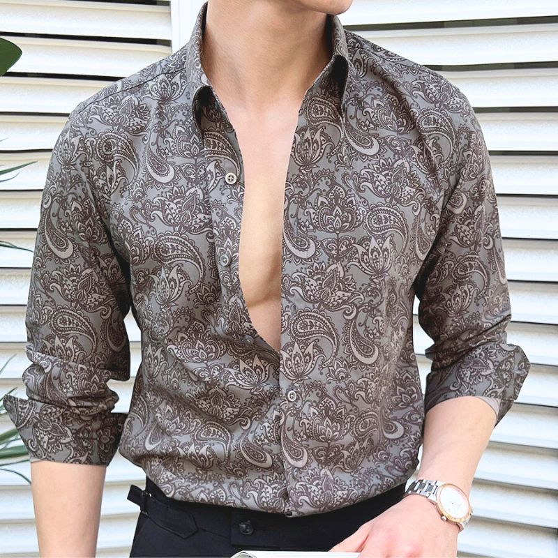 グレーのペイズリー柄シャツ 着用モデル 胸元強調
