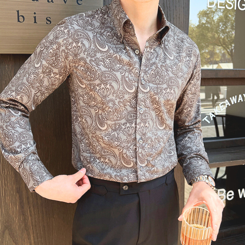 グレーのペイズリー柄シャツとグラスを持つ男性