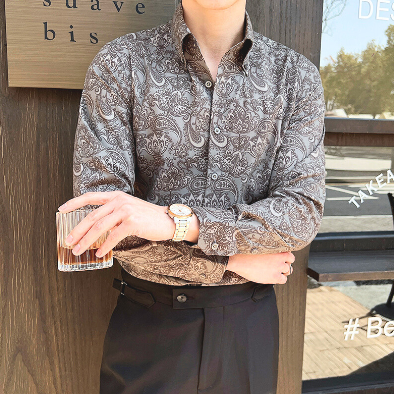 グレーのシャツ＋黒パンツ 大人のカジュアルコーデ