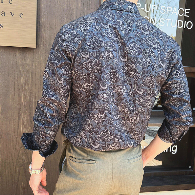 ネイビーのペイズリー柄シャツ 後ろ姿