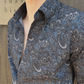 ネイビーのペイズリー柄シャツ 襟元アップ