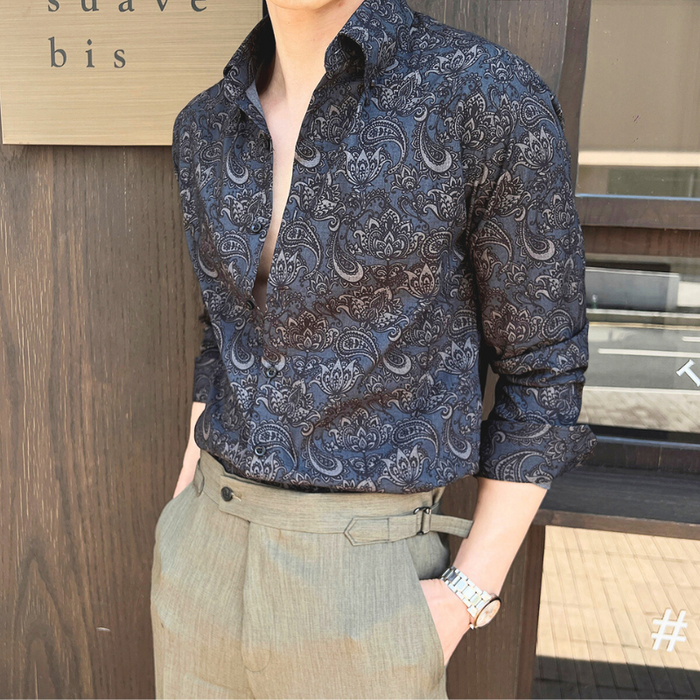 ネイビーのペイズリー柄シャツを着た男性 正面アップ