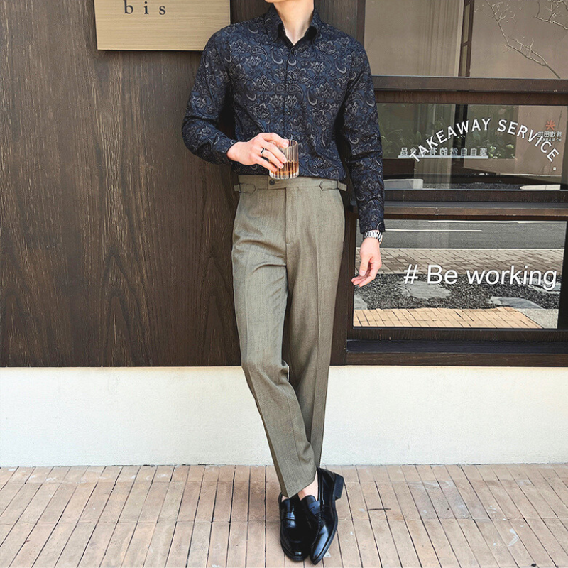 ネイビーのペイズリー柄シャツとベージュパンツの全身コーデ