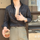 ネイビーのペイズリー柄シャツ×カクテルグラスコーデ