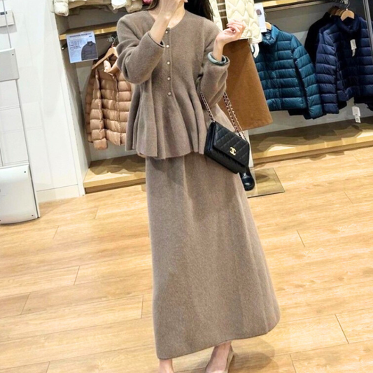 ペプラムニットトップスとロングスカートの上品なニットセットアップ 全身コーデ