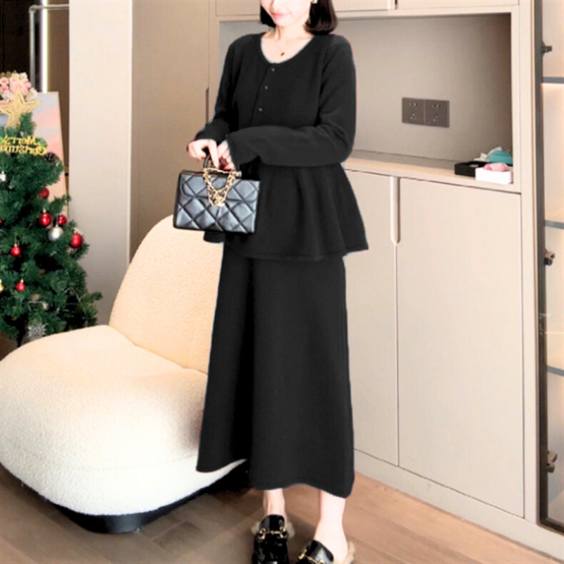 黒色のペプラムニットセットアップ 女性らしい全身コーデ