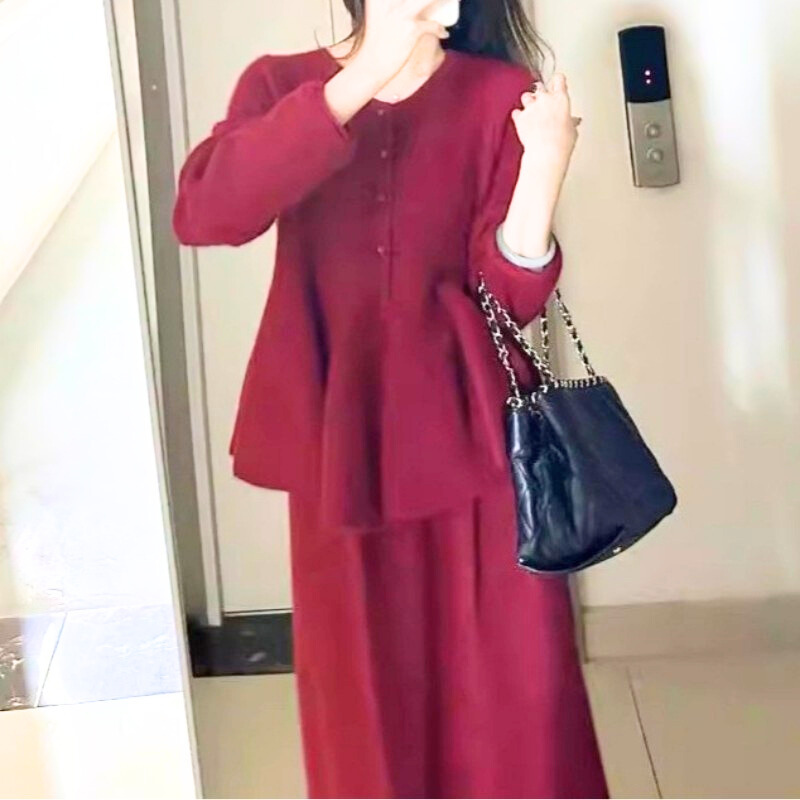 デートに映えるレッドカラーのニットセットアップ