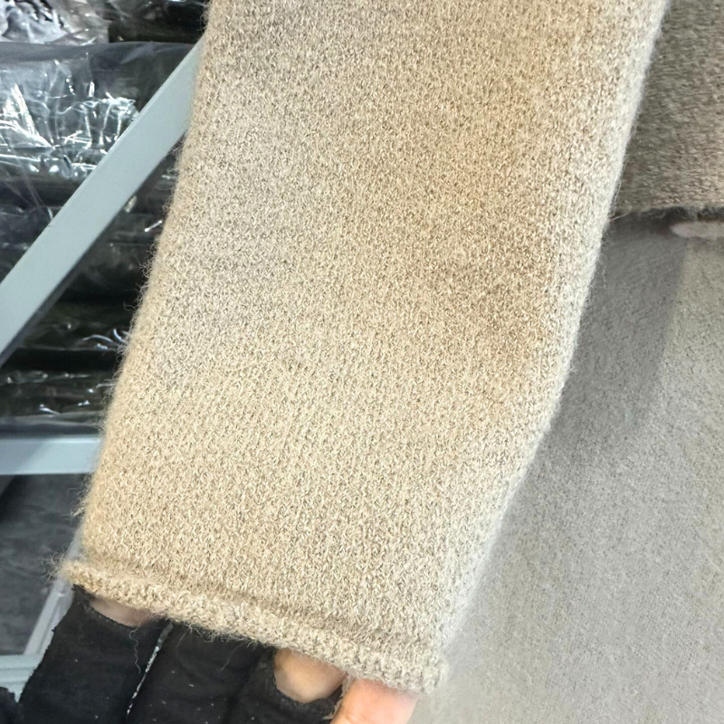 なめらかなニット素材感のペプラムトップス