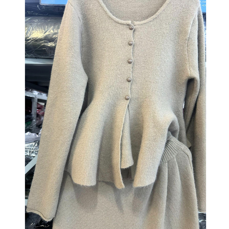 ペプラム裾の広がりが分かるニットトップス