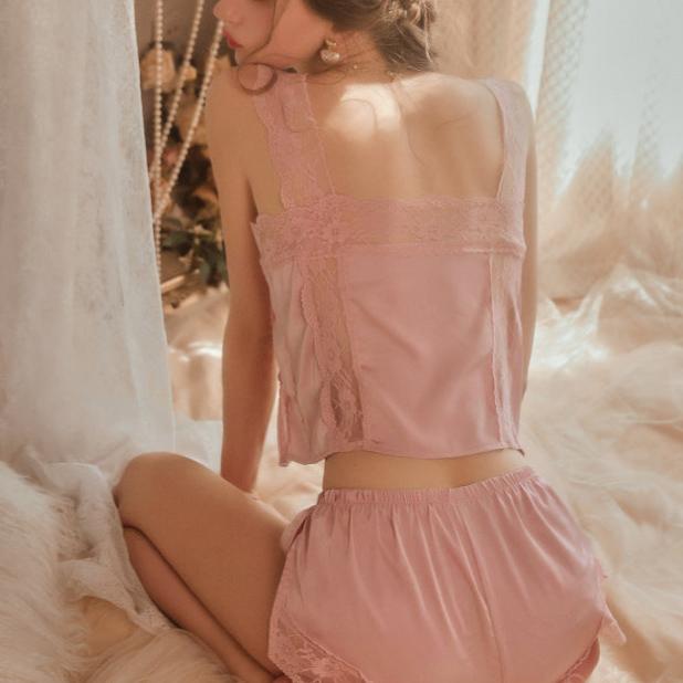 背面のレースが可憐なピンクサテンルームウェア。お泊まりデートに◎