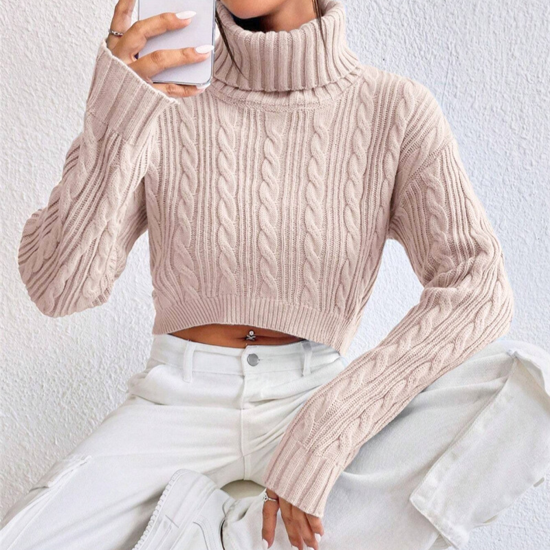 ピンクニット×ホワイトパンツの肌見せコーデ。彼ウケを狙いたい日に