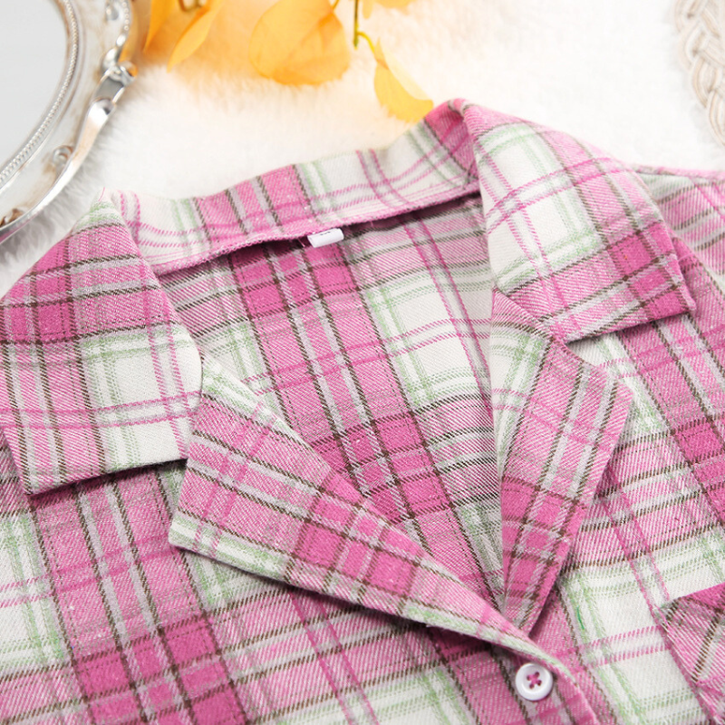 ピンクチェック柄シャツの襟デザインと生地感アップ