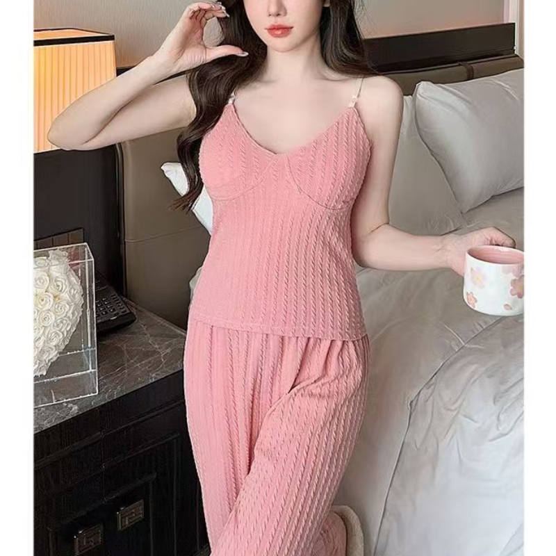 ピンク色のルームウェアで立つ女性｜細見えシルエットのおうちパジャマ