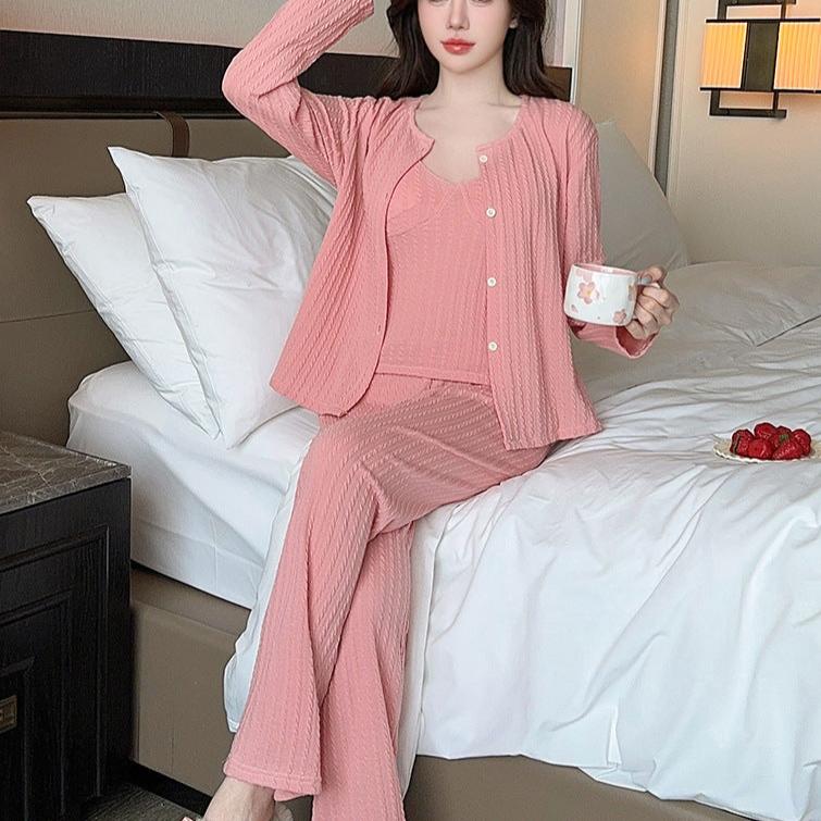 ソファでくつろぐピンクのルームウェア女性｜大人ガーリーなモテ服