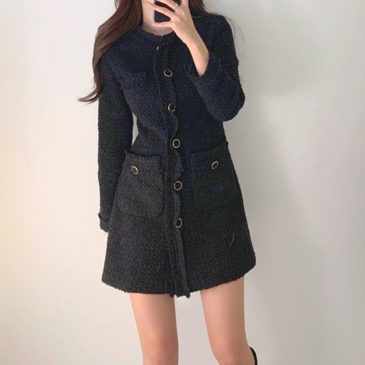 ブラックのパイピングツイードミニワンピースを着用した正面コーデ