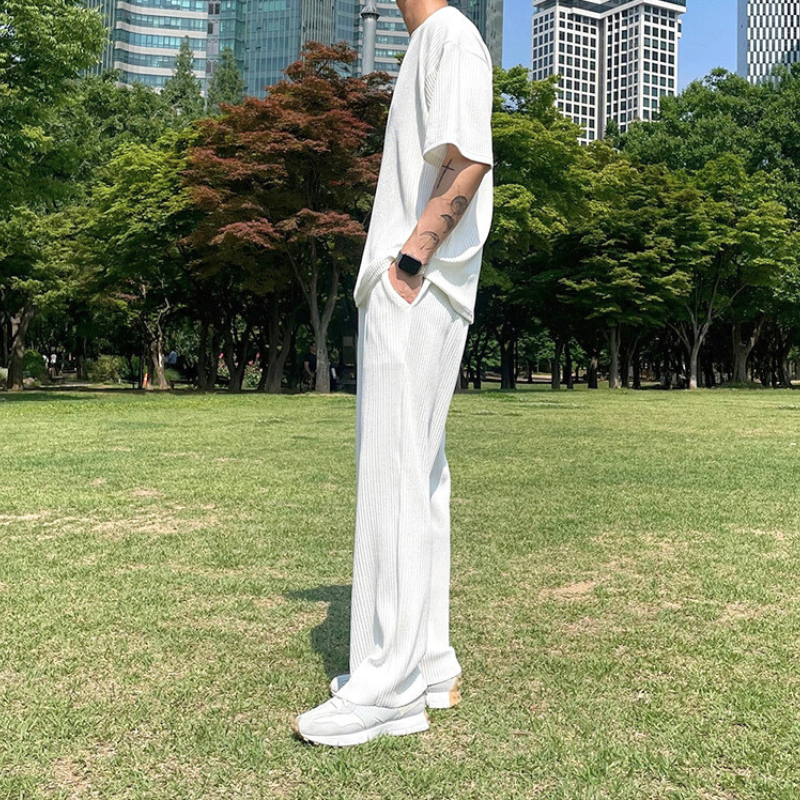 白セットアップを横から撮影した全身シルエット