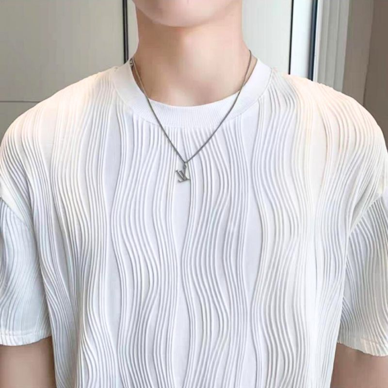 袖の立体プリーツが特徴のTシャツデザイン