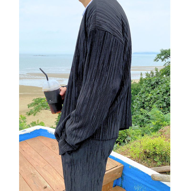 横から見たプリーツ風セットアップのサイドシルエット