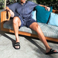 ソファでリラックスする男性の夏のセットアップコーデ
